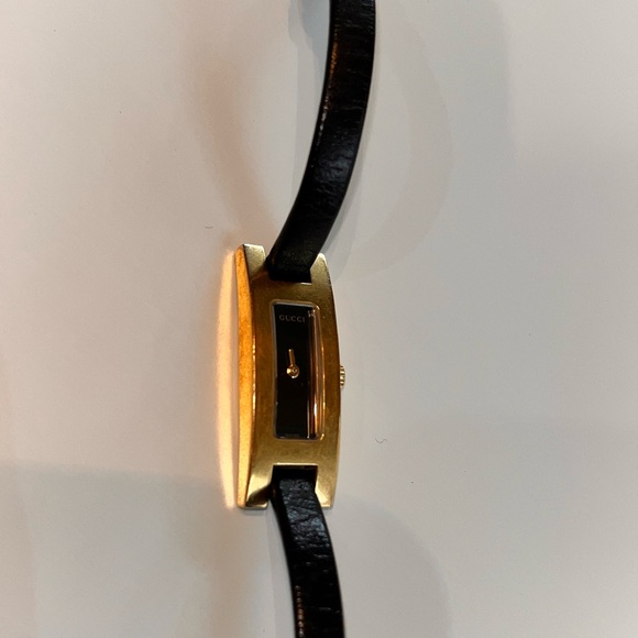 3900 L authentic gold Gucci watch
